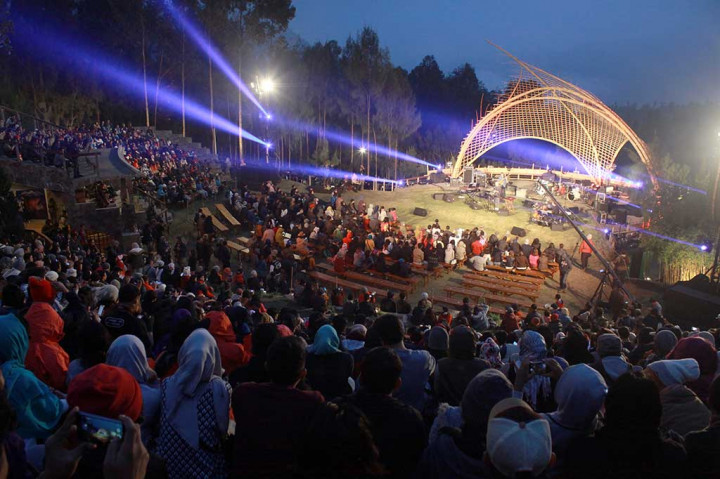 Penonton sangat antusias menyaksikan penampilan musisi jazz dalam Jazz Gunung Bromo di Jiwa Jawa Resort, Probolinggo, Jatim, Jumat (18/8/2017) malam. Dekorasi panggung di alam terbuka dan beralas rumput menjadi keunikan tersendiri dalam festival ini.
