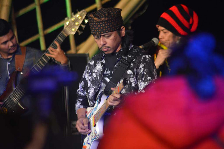 Gitaris Dewa Budjana bersama bandnya Dewa Budjana Zentuary membawakan tujuh lagu dari albumnya yang berjudul 'Zentuary'.