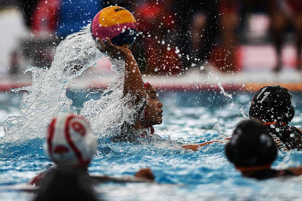 Atlet polo air putri Indonesia Ayu Savitri Arsana berusaha mengoper bola ke arah rekannya.