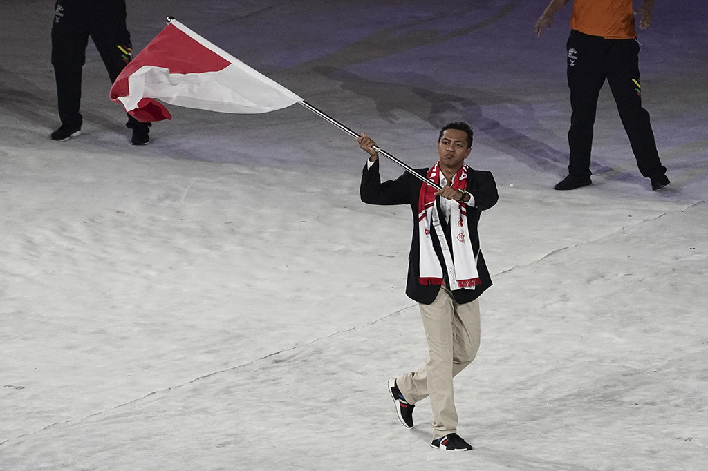 Kontingen Indonesia dipimpin oleh atlet renang I Gede Siman Sudartawa sebagai pembawa bendera. ANTARA/Wahyu Putro A