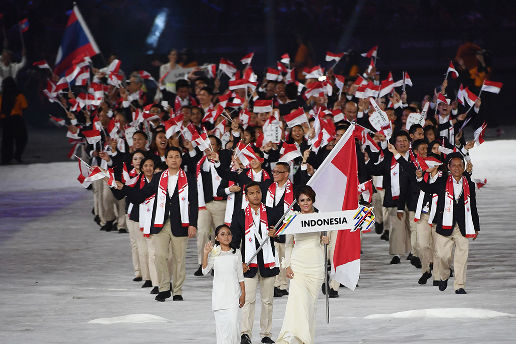 ontingen Indonesia yang berjumlah 857 orang terdiri dari atlet dan tim ofisial tampil dengan setelan formal mengenakan jas berwarna biru tua dan celana warna krem. 