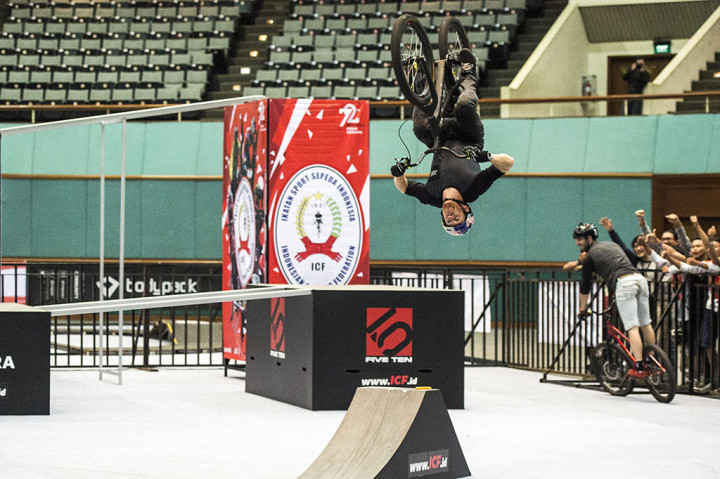 Master sepeda trials, Duncan Shaw, beratraksi saat pertunjukan Drop and Roll Tour pada Asian Games-International Sports, Fitness & Health Expo (GOIFEX) 2017, di Jakarta Convention Center, Jakarta, Sabtu (19/8/2017).