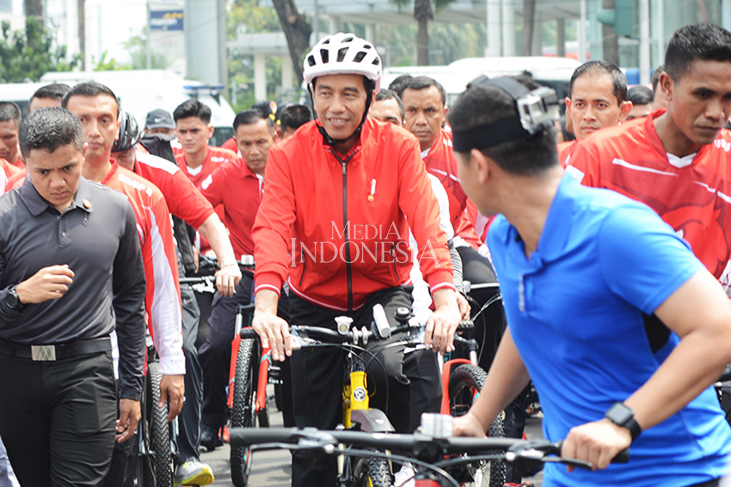 Presiden bersepeda dari Istana Kepresidenan sekitar pukul 08.30 WIB menuju lokasi penyerahan sertifikat tanah di Lapangan Park & Ride, Jalan MH Thamrin No.10, lalu dilanjutkan ke Bundaran HI dan kembali ke istana. MI/MOHAMAD IRFAN 