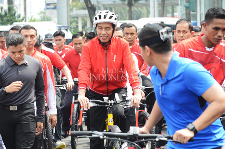 Presiden bersepeda dari Istana Kepresidenan sekitar pukul 08.30 WIB menuju lokasi penyerahan sertifikat tanah di Lapangan Park & Ride, Jalan MH Thamrin No.10, lalu dilanjutkan ke Bundaran HI dan kembali ke istana. MI/MOHAMAD IRFAN 