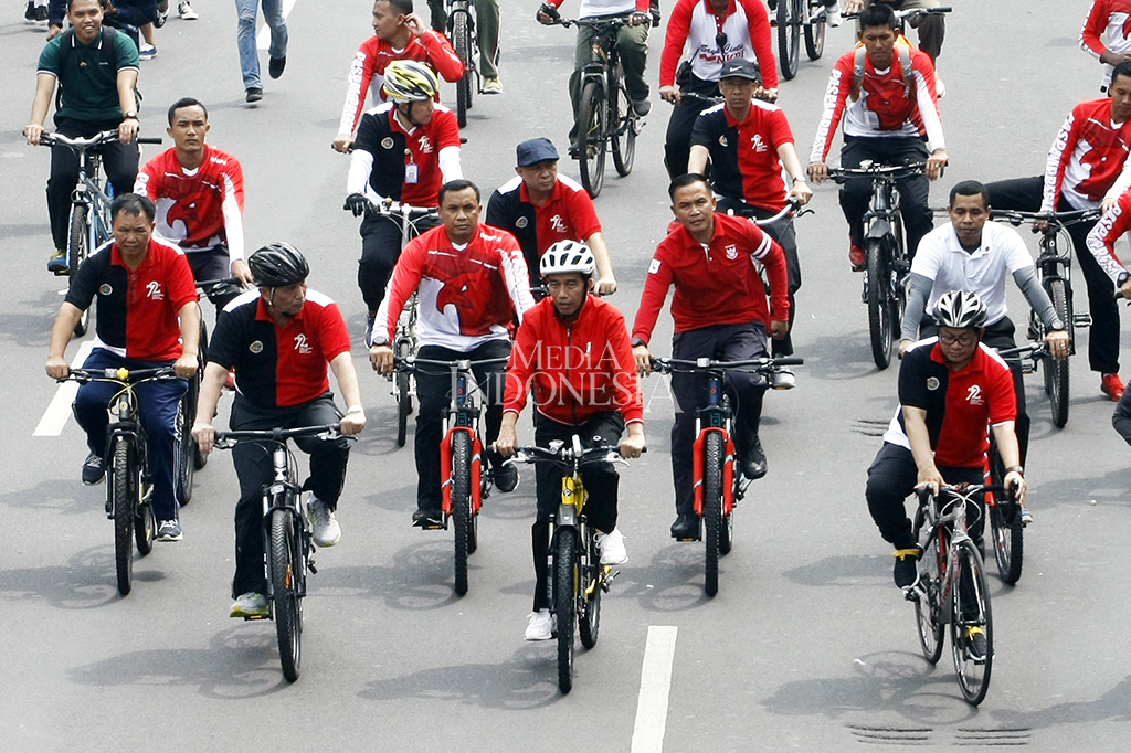 Presiden Joko Widodo bersepeda di Car Free Day, Bundaran Hotel Indonesia (HI), Jakarta. MI/PANCA SYURKANI