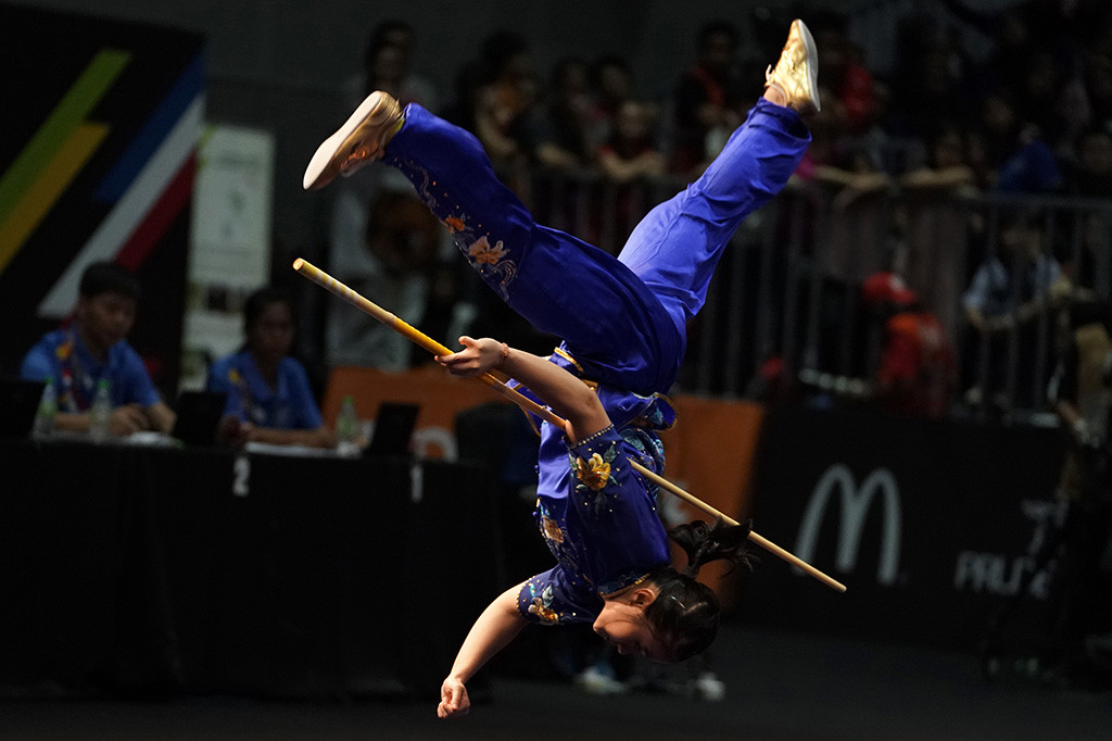 Atlet wushu Felda Elvira Santoso menambah medali untuk Indonesia di SEA Games 2017 setelah tampil untuk nomor gunshu putri.