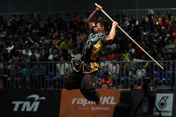 Atlet wushu Indonesia Achmad Hulaefi memperagakan jurus saat bertanding dalam nomor gabungan gunshu dan daoshu wushu putra SEA Games XXIX Kuala Lumpur di Kuala Lumpur Convention Centre, Malaysia.
