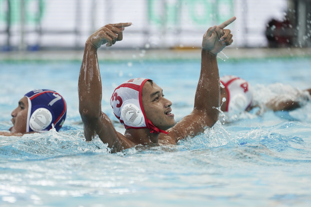 Indonesia menang telak atas Filipina 12-5, namun di laga lain, Singapura juga menang telak atas tuan rumah Malaysia 17-4 di National Aquatic Center, Bukit Jalil. Dengan demikian Indonesia menempati peringkat kedua klasemen.
