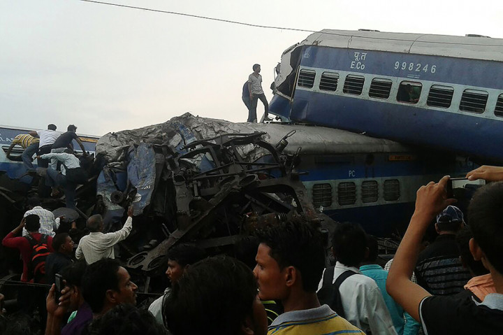 Sebanyak 14 gerbong kereta mendadak keluar dari lajur rel. Kecelakaan mengerikan pun terjadi. 