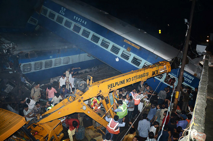 Tim penyelamat harus memotong besi gerbong dan menggunakan derek untuk mengevakuasi korban dan memindahkan gerbong yang rusak.