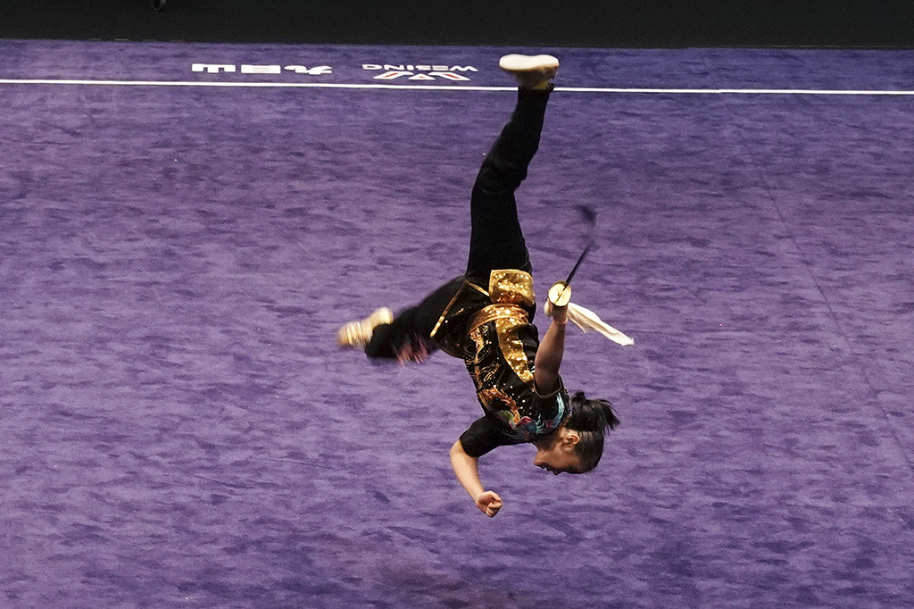 Prestasi Felda terbilang mengejutkan, mengingat dia baru pertama kali tampil di SEA Games. Medali perak juga jatuh ke tangan atlet wushu Indonesia. Monica Fransisca berada di tempat kedua dengan nilai 9,66 poin.