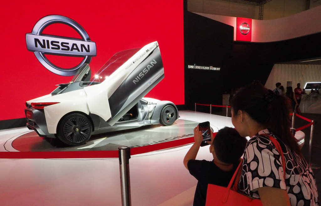 Generasi pertama BladeGlider diperkenalkan Nissan dalam Tokyo Auto Show 2013. Bila di lihat dari atas,, siluet dari BladeGlider v2 ini berupa segitiga sama kaki. 