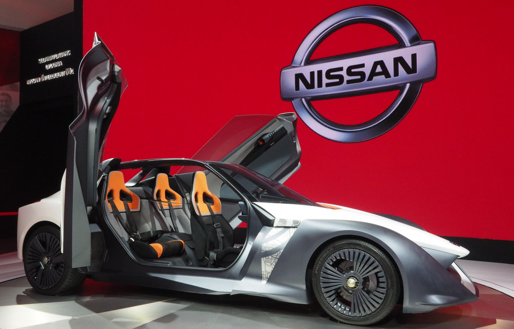 Tiga semi bucket seat itu diperuntukan bagi dua penumpang di belakang dan 2 pengemudi. Pintu dengan bukaan gunting ala suicide sangat provokatif.  