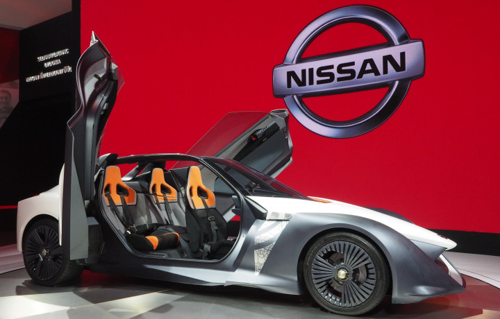 Tiga semi bucket seat itu diperuntukan bagi dua penumpang di belakang dan 2 pengemudi. Pintu dengan bukaan gunting ala suicide sangat provokatif.  