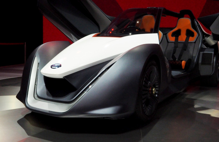 Desain moncongnya ala hiu yang pernah populer di sirkuit balap Formula 1. Jarak antara dua roda depannya dibuat pendek sehingga menghasilkan moncong sempit yang memperkecil hambatan angin. 