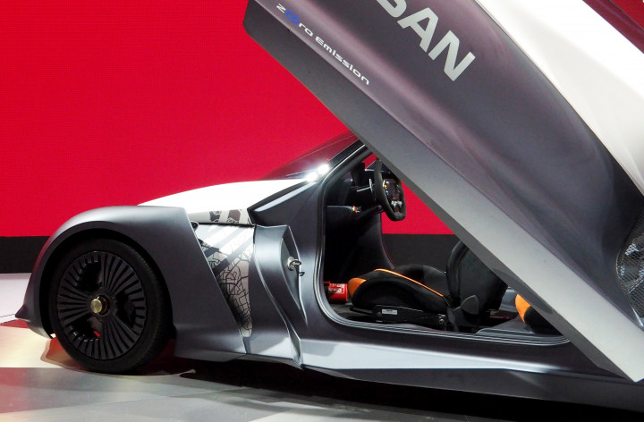 Lingkar kemudinya penuh tombol kontrol layaknya mobil balap Formula 1. Seluruh body mobil terbuat dari bahan serat karbon yang ringan untuk efisiensi tenaga.