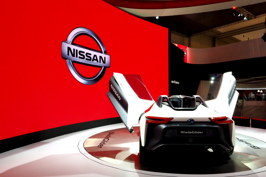 Desain burintan serbak kotak dengan sudut tajam. Ada dua motor listrik lagi di baliknya beserta baterei bertenaga 130 kW. 