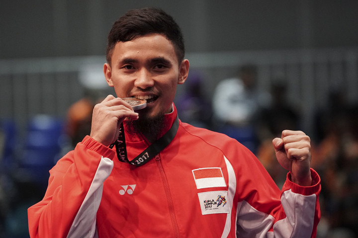 Atlet wushu Indonesia Achmad Hulaefi meraih medali perak di kelas nomor gabungan gunshu dan daoshu putra SEA Games 2017 di Kuala Lumpur Convention Centre, Kuala Lumpur, Malaysia.