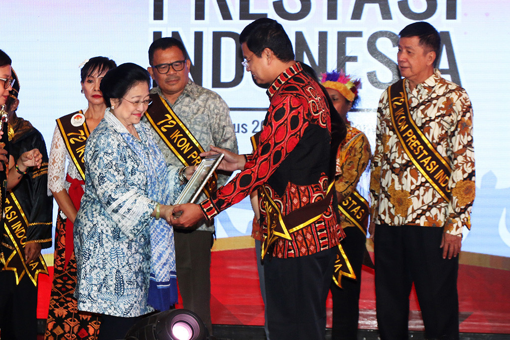 Presiden kelima RI Megawati Sukarnoputri memberikan penghargaan kepada salah satu ikon prestasi Indonesia saat pembukaan Festival Prestasi Indonesia di Jakarta.