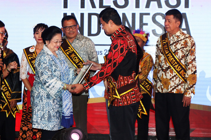 Presiden kelima RI Megawati Sukarnoputri memberikan penghargaan kepada salah satu ikon prestasi Indonesia saat pembukaan Festival Prestasi Indonesia di Jakarta.