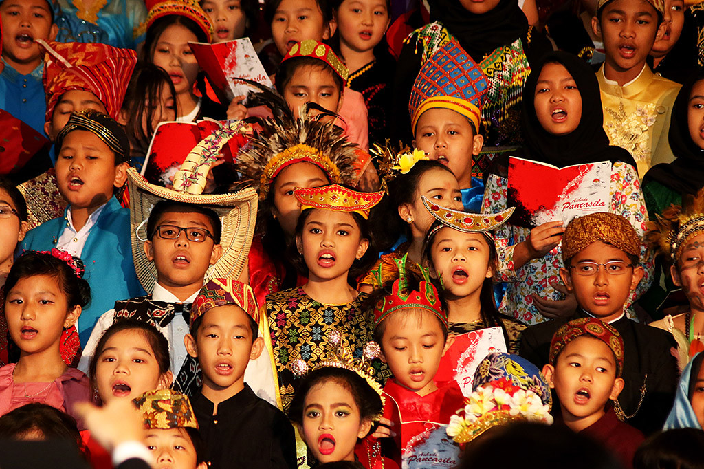 Ratusan siswa dari sejumlah sekolah mengikuti acara Festival Prestasi Indonesia. Dengan menggunakan pakaian adat, mereka menyanyikan sejumlah lagu nasional mulai dari Tanah Airku, 17 Agustus, Gebyar-gebyar, dan Padamu Negeri.