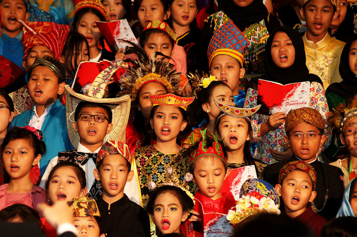 Ratusan siswa dari sejumlah sekolah mengikuti acara Festival Prestasi Indonesia. Dengan menggunakan pakaian adat, mereka menyanyikan sejumlah lagu nasional mulai dari Tanah Airku, 17 Agustus, Gebyar-gebyar, dan Padamu Negeri.