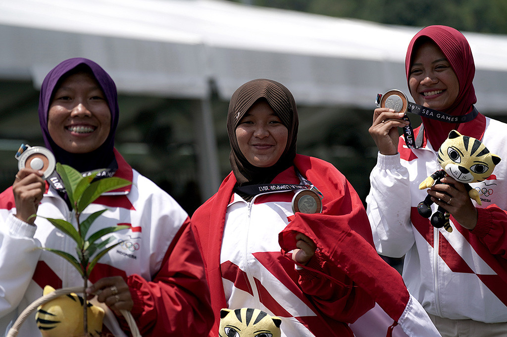 Tim panahan putri Indonesia diperkuat oleh Titik Kusumawardani, Linda Lestari dan Diananda Choirunnisa.