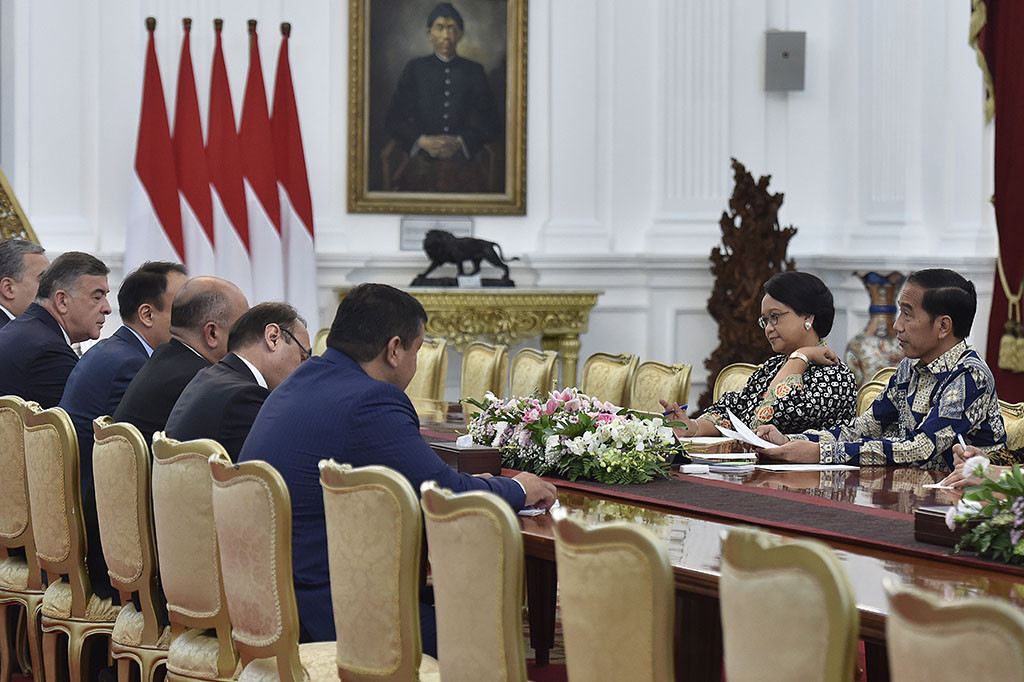 Presiden Joko Widodo menerima Wakil Perdana Menteri Uzbekistan Zoyir Mirzaev dan delegasi di Istana Merdeka, Jakarta.