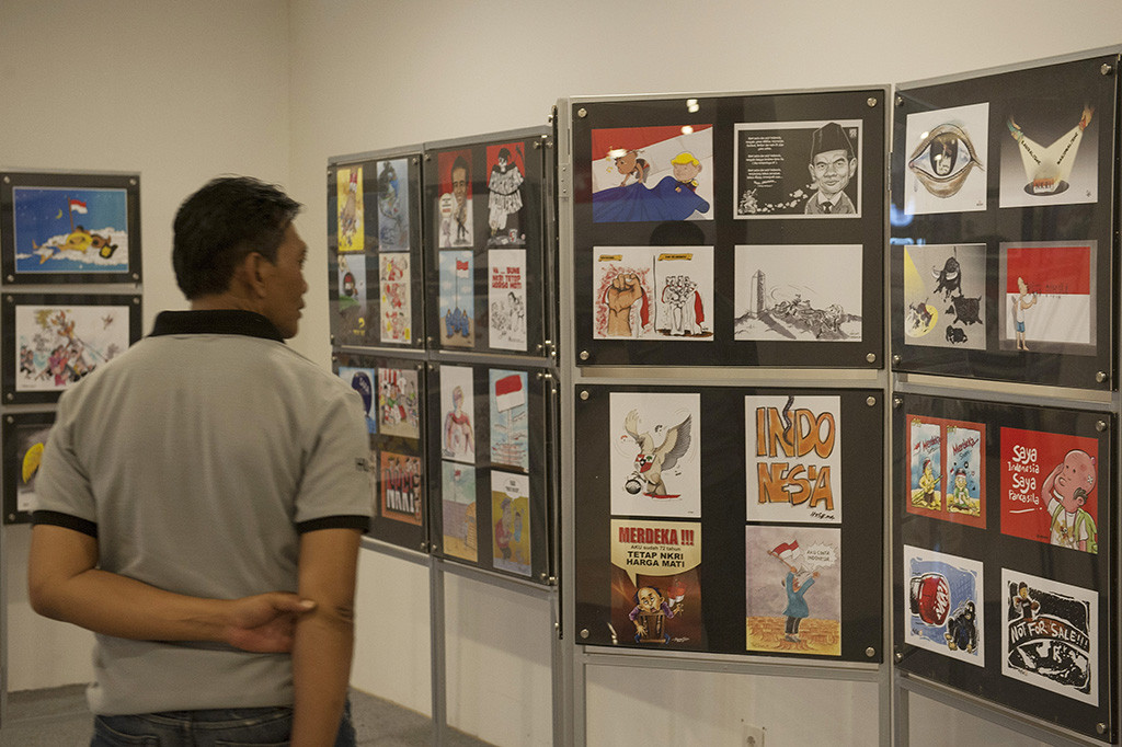 Sebanyak 100 kartun hasil karya para kartunis dari berbagai kota di Indonesia dipamerkan sebagai ekspresi keprihatinan terhadap situasi bangsa akhir-akhir ini.