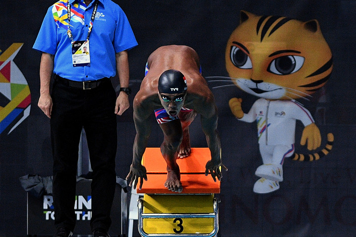  Perenang Indonesia Triady Fauzi Sidiq bersiap melompat saat final renang 50 meter gaya kupu-kupu putra SEA Games XXIX di National Aquatic Centre, kawasan Stadion Bukit Jalil, Kuala Lumpur, Malaysia