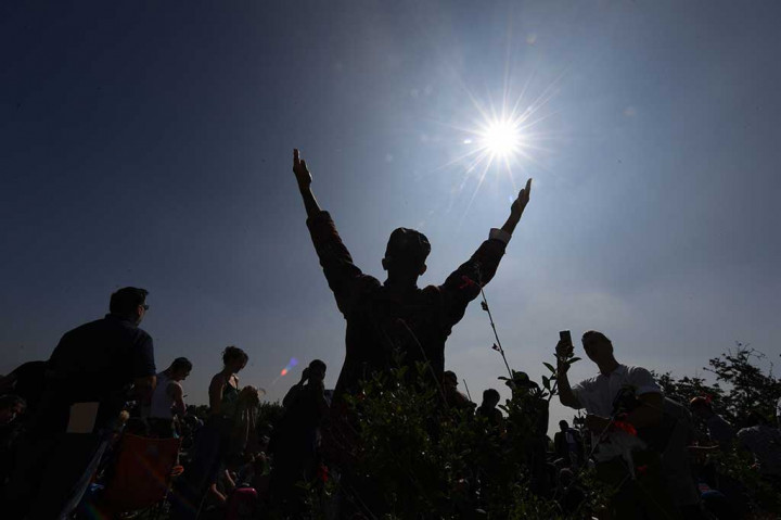 Warga Los Angeles, California antusias melihat fenomena gerhana matahari.