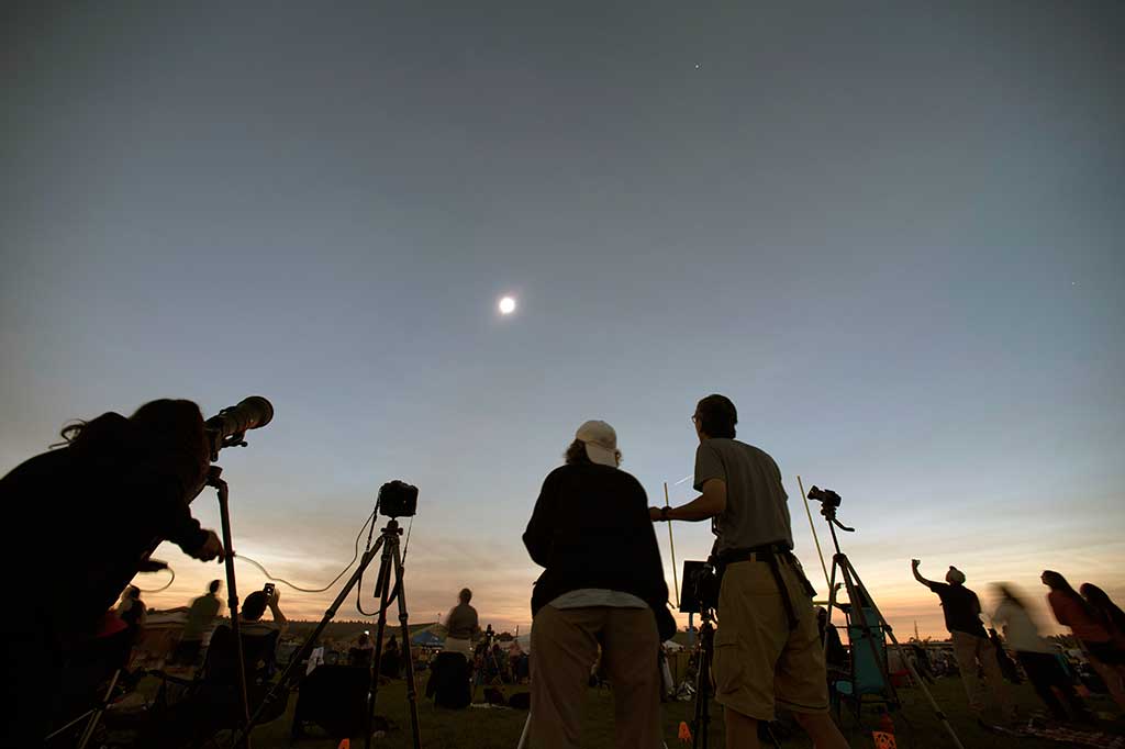Warga menyaksikan gerhana matahari total dari Observatorium Lowell, di Madras, Oregon.