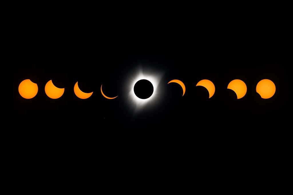 Proses gerhana matahari total dilihat dari Observatorium Lowell, Madras, Oregon. Gerhana matahari total kali ini dapat dilihat penduduk dari ujung barat hingga timur AS. Total 14 negara bagian yang bisa melihat fenomena langka ini.