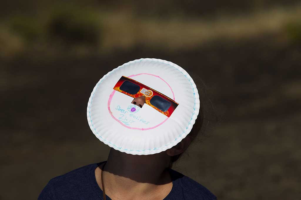 Warga dengan kacamata khusus dan telah dimodifikasi berbentuk unik melihat proses gerhana matahari total di Menan, Idaho.