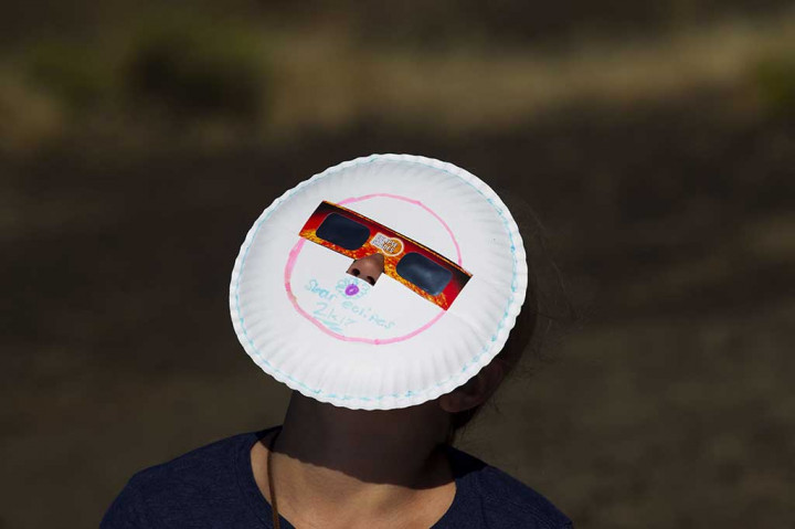 Warga dengan kacamata khusus dan telah dimodifikasi berbentuk unik melihat proses gerhana matahari total di Menan, Idaho.