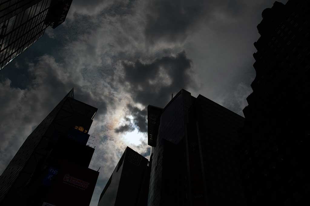 Foto proses gerhana matahari total dilihat di Time Square, New York.