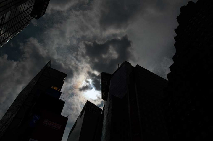 Foto proses gerhana matahari total dilihat di Time Square, New York.