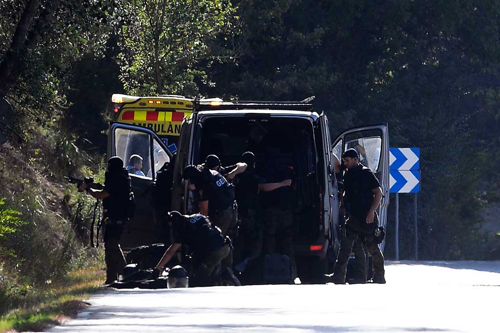 Tim penjinak bom diturunkan ke lokasi ditembaknya tersangka utama serangan teror Barcelona di dekat Sant Sadurni d'Anoia, sebelah selatan Barcelona, Senin (21/8/2017). 