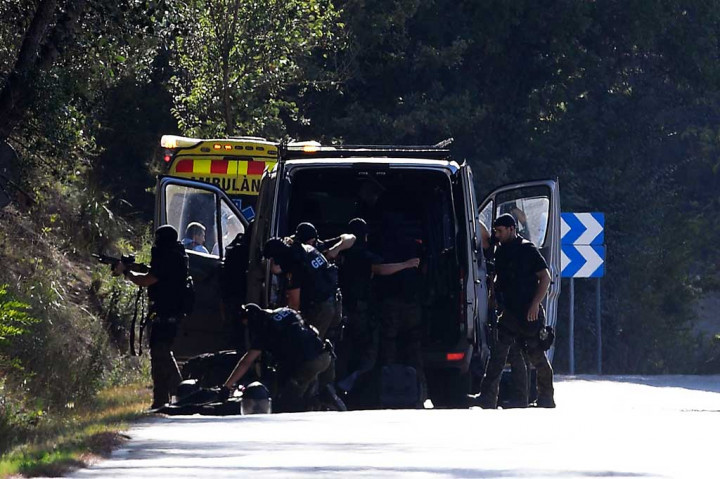 Tim penjinak bom diturunkan ke lokasi ditembaknya tersangka utama serangan teror Barcelona di dekat Sant Sadurni d'Anoia, sebelah selatan Barcelona, Senin (21/8/2017). 