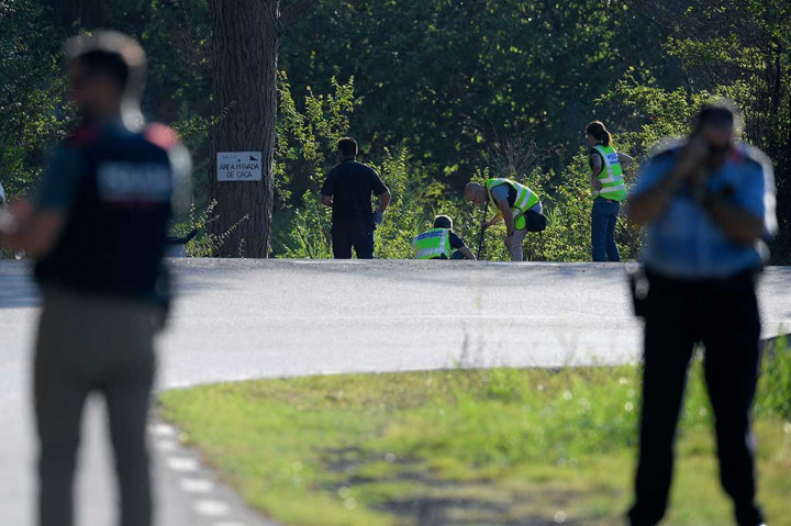 Pihak berwenang telah mengonfirmasi bahwa Younes Abouyaaqoub, tersangka pengendara mobil van yang menabrak pejalan kaki di Barcelona telah ditembak mati. Polisi mendapati sabuk bahan peledak di tubuh Abouyaaqoub, tapi belum mengkonfirmasi apakah asli atau palsu.