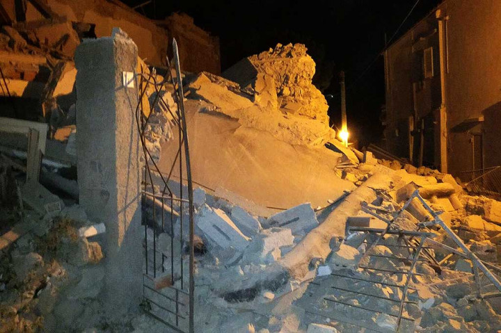 Beberapa bangunan hancur akibat guncangan gempa yang melanda pulau wisata populer di Italia, Ischia, Senin (21/8/2017) waktu setempat.