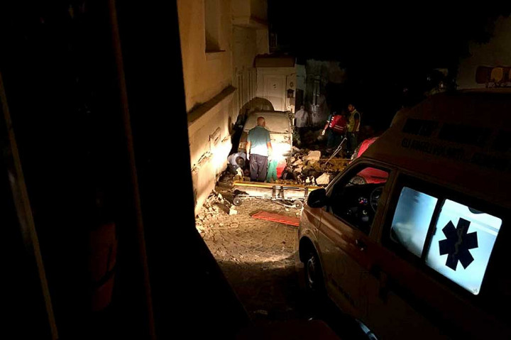 Gempa tersebut terjadi pada pukul 20.57 waktu setempat, dengan kekuatan 3,6 pada skala Richter. Seorang perempuan meninggal setelah tertimpa reruntuhan bangunan yang ambruk.