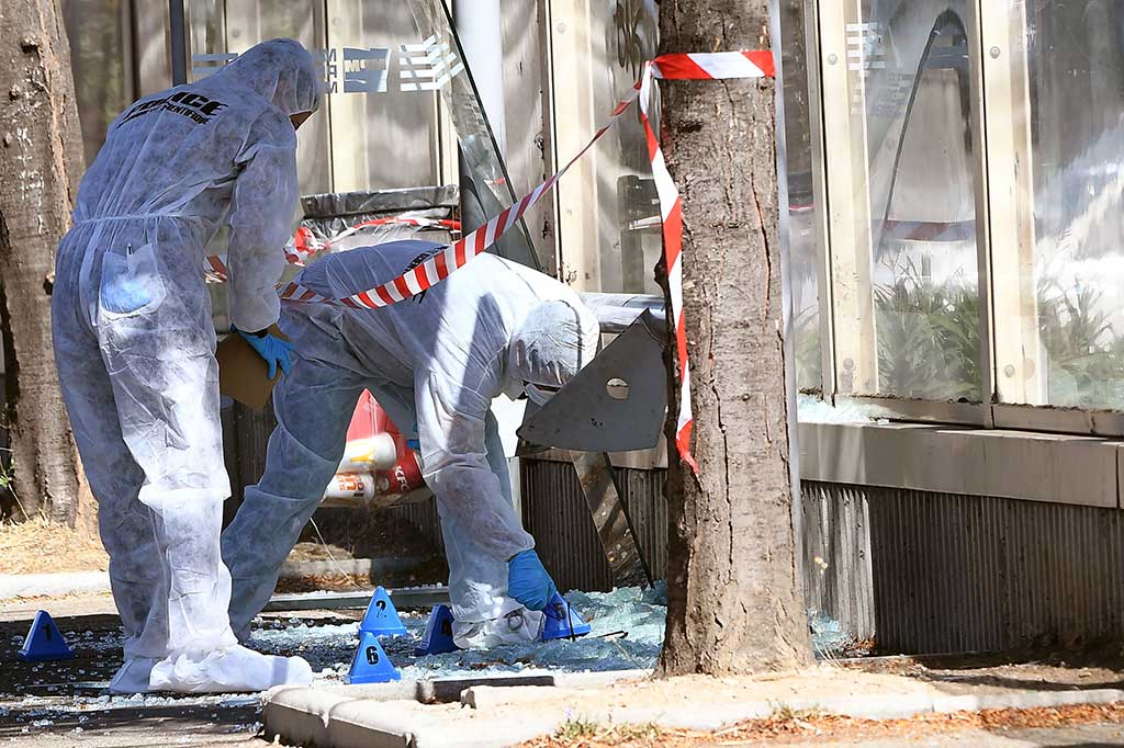Ahli forensik melakukan penyelidikan di tempat kejadian mobil menabrak halte bus di Marseille. 