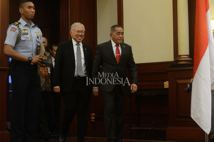 Menteri Pertahanan Ryamizard Ryacudu didampingi Menteri Perdagangan Enggartiasto Lukita menggelar konferensi pers terkait skema Imbal Beli pesawat tempur Sukhoi SU-35 di kantor Kemenhan, Medan Merdeka Barat, Jakarta.