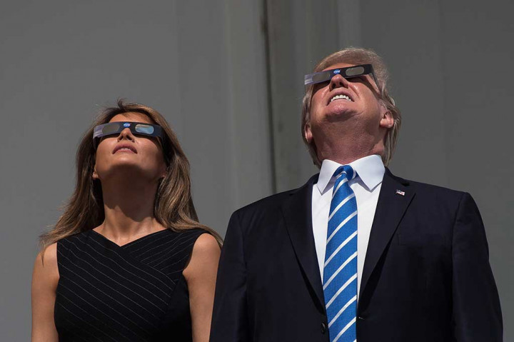 Setelah itu, Trump bersama Ibu Negara Melania Trump kembali melihat proses gerhana matahari dengan mengenakan kacamata khusus. Seperti diketahui, melihat gerhana matahari tanpa kacamata pelindung bisa berakibat fatal, hingga yang paling parah bisa menyebabkan kebutaan.