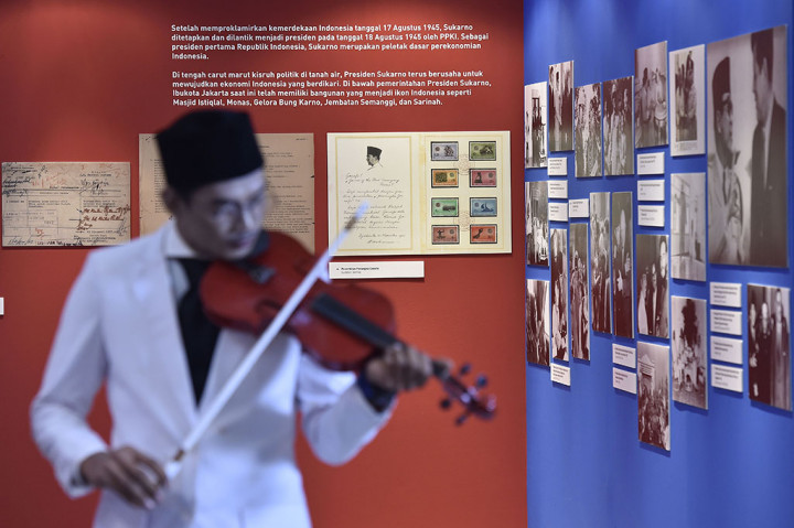 Model memerankan sosok WR Supratman saat pembukaan pameran