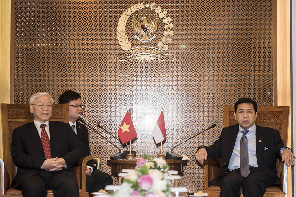 Ketua DPR Setya Novanto bertemu dengan Sekretaris Jenderal (Sekjen) Partai Komunis Vietnam Nguyen Phu Trong saat kunjungan kenegaraan di DPR, Kompleks Parlemen, Senayan, Jakarta.
