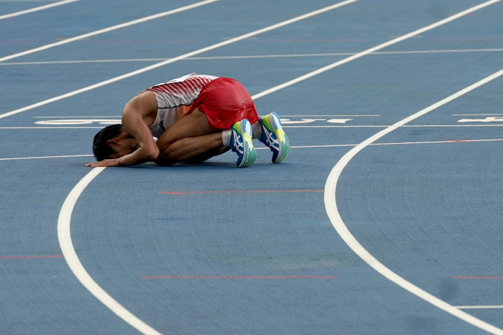 Atlet jalan cepat Indonesia, Hendro, bersujud setelah memasuki garis finis pada final jalan cepat 20 kilometer putra SEA Games di Stadion Bukit Jalil, Kuala Lumpur, Malaysia.