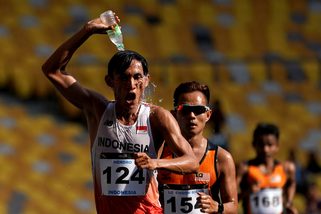 Catatan itu sekaligus memecahkan rekor SEA Games yang telah bertahan selama 18 tahun. Sebelumnya, rekor SEA Games di nomor ini tertahan di angka 1 jam 33 menit 47 detik.