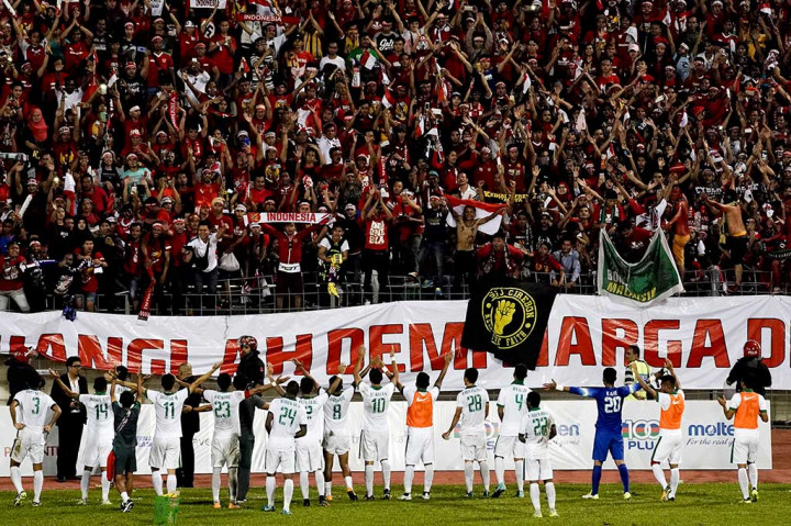 Pemain Timnas Indonesia U-22 menyapa suporter seusai bertanding melawan Vietnam pada babak penyisihan grup B SEA Games XXIX Kuala Lumpur di Stadion Majlis Perbandaran Selayang, Malaysia, Selasa (22/8/2017).